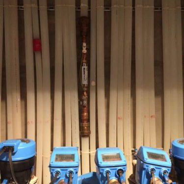 Descalcificador D15 en contadores con tubería de plástico Descalcificador D15 en contadores con tubería de plástico