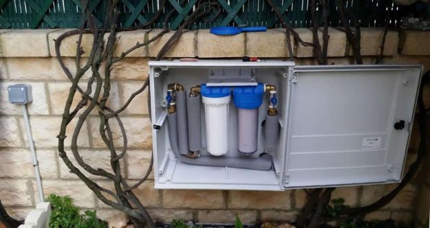 Mfar scalebuster con descalcificador S19 en armario y 2 filtros carbón y sedimentos