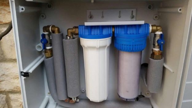 Mfar scalebuster con descalcificador S19 en armario y 2 filtros carbón y sedimentos