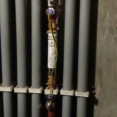 Descalcificador doméstico D12 en tubería de cobre Descalcificador doméstico D12 en tubería de cobre